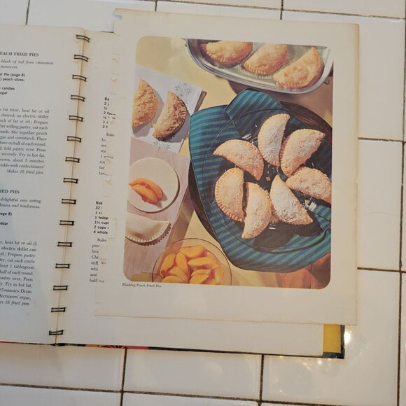 Betty Crocker Pie Pastry Cook Book 1st Edition 1968 Spiralbound Gift Staging Dec - Picture 4 of 7